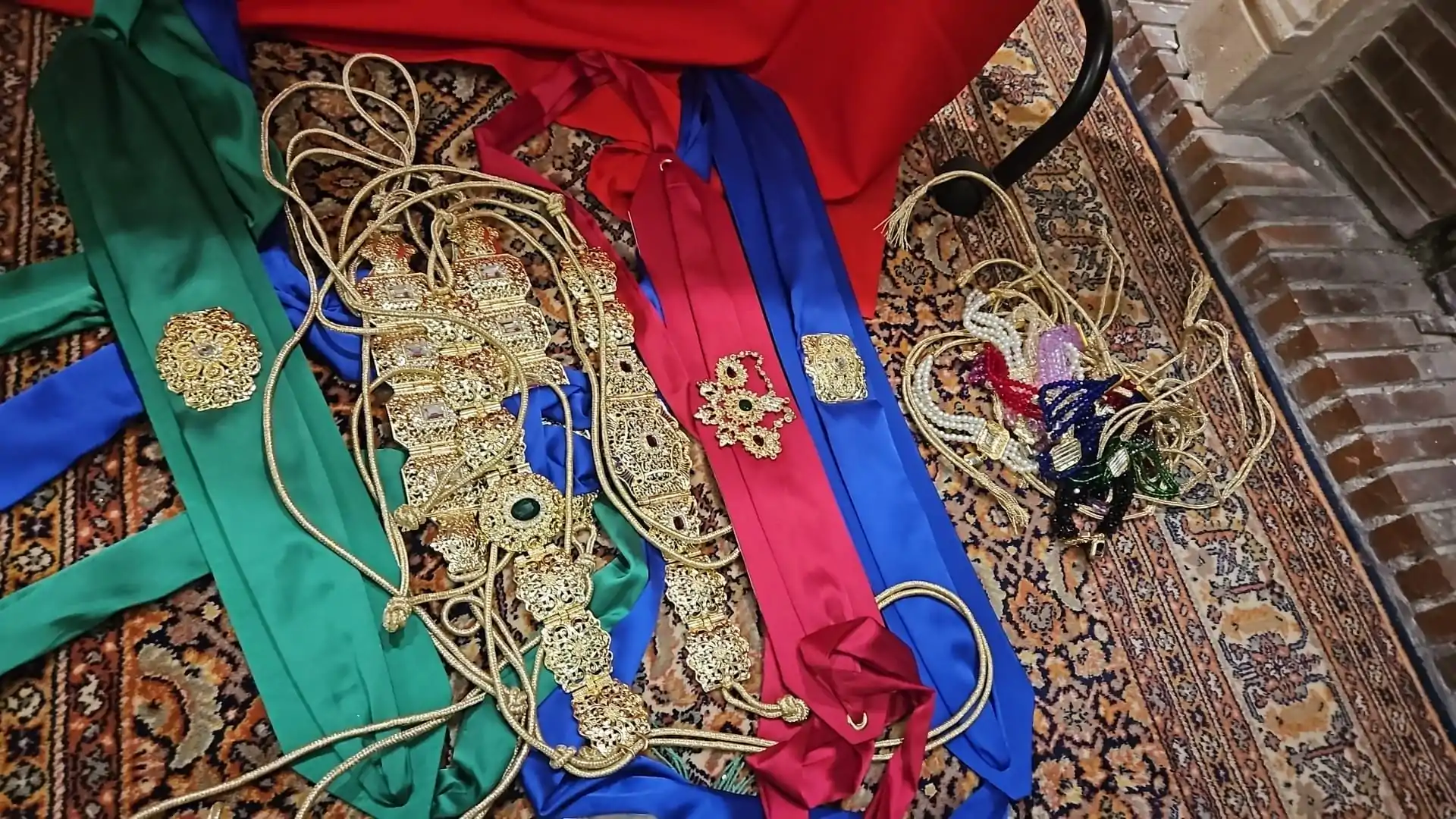 lot 6 ceintures et 12 ras du cou