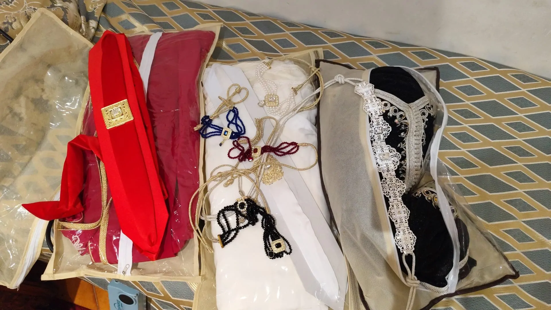 lot 3 caftan marocain plus accessoires