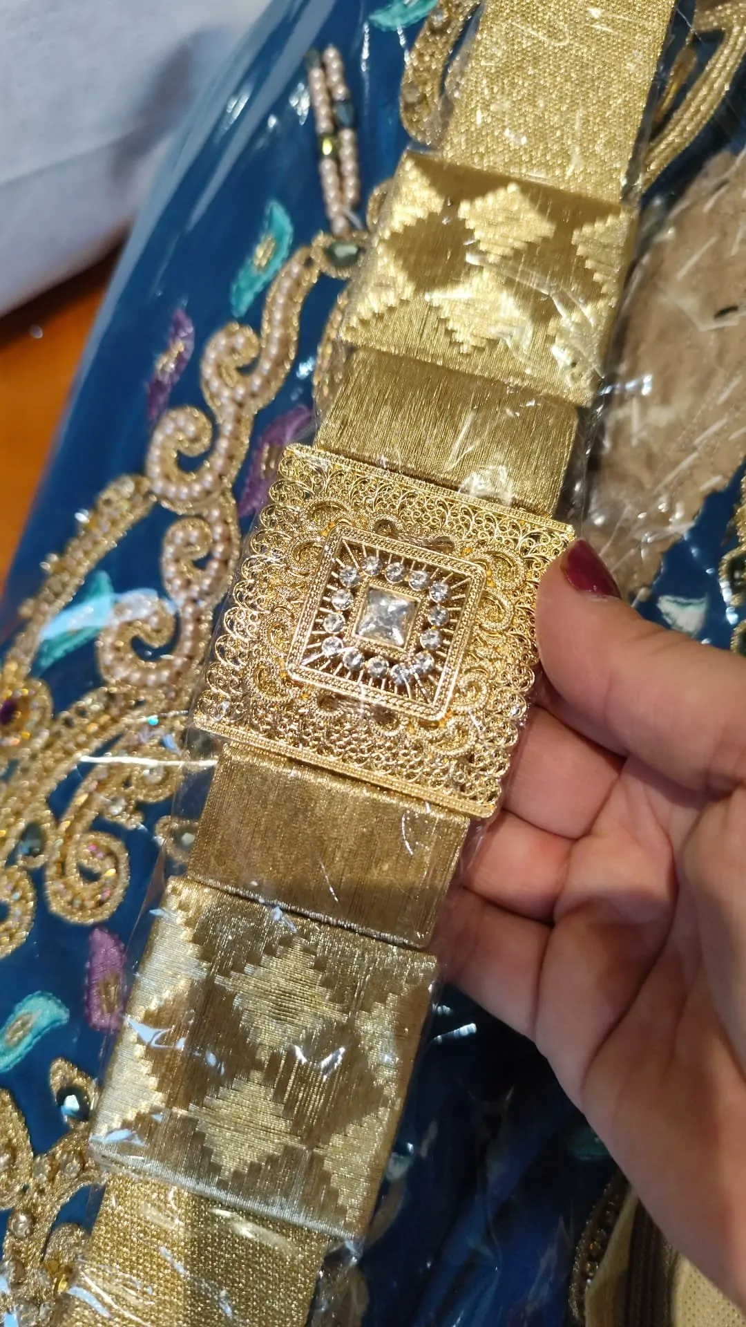 ceinture neuve complète la commande de latifa