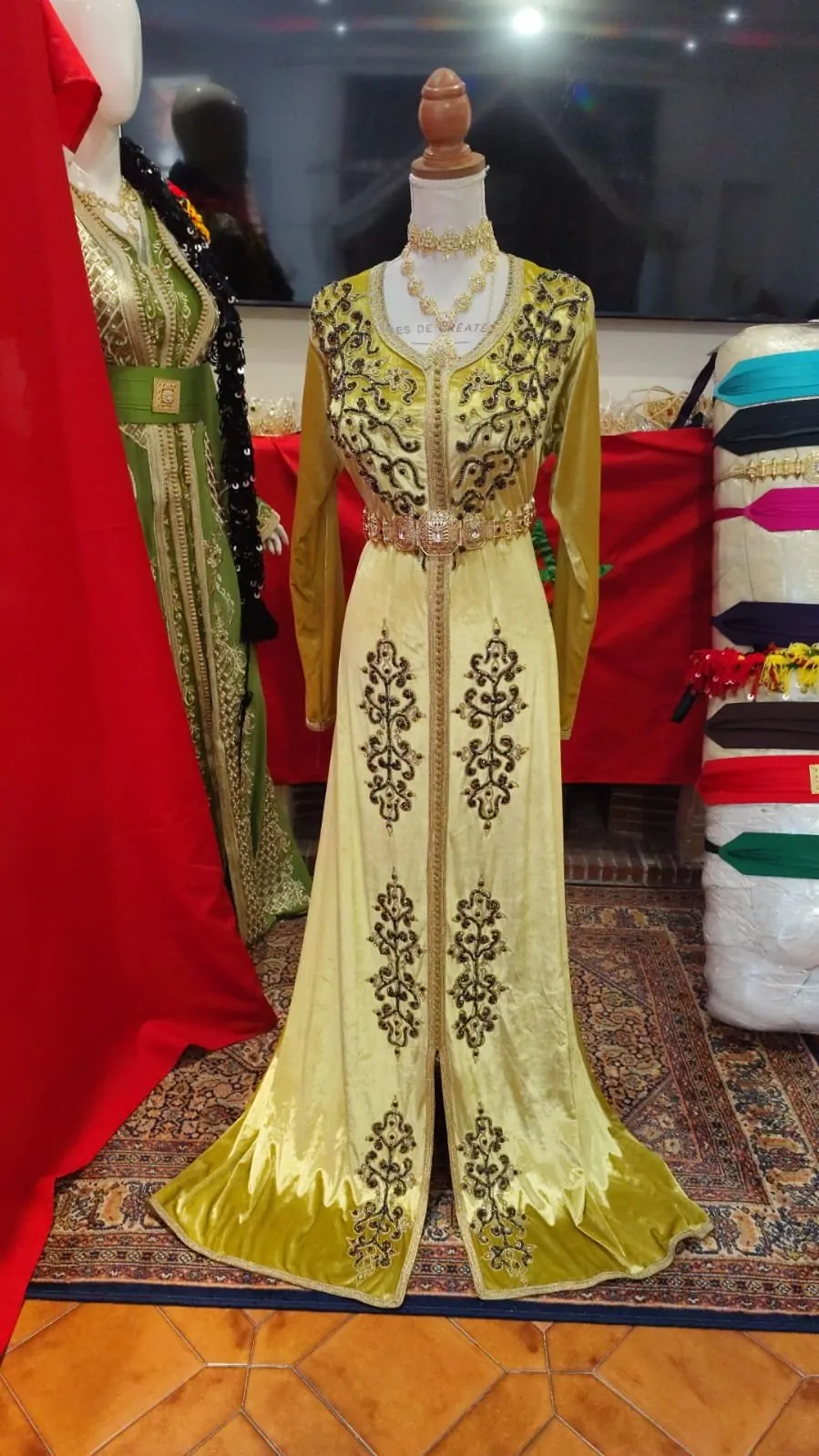 deux caftan marocain avec ceinture