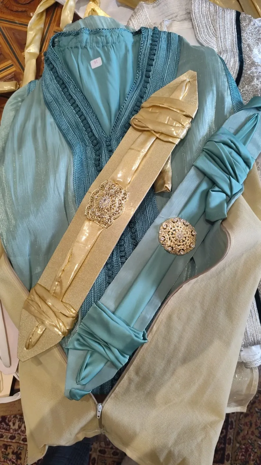 lot takchita marocaine plus deux ceintures