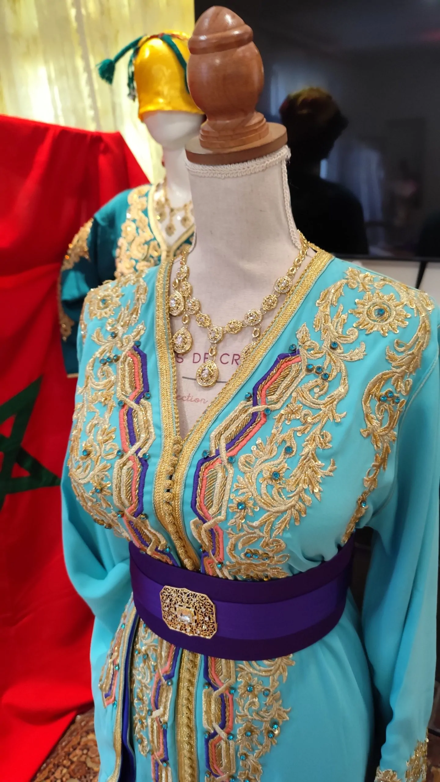 caftan marocain modèle d'exposition – Image 4