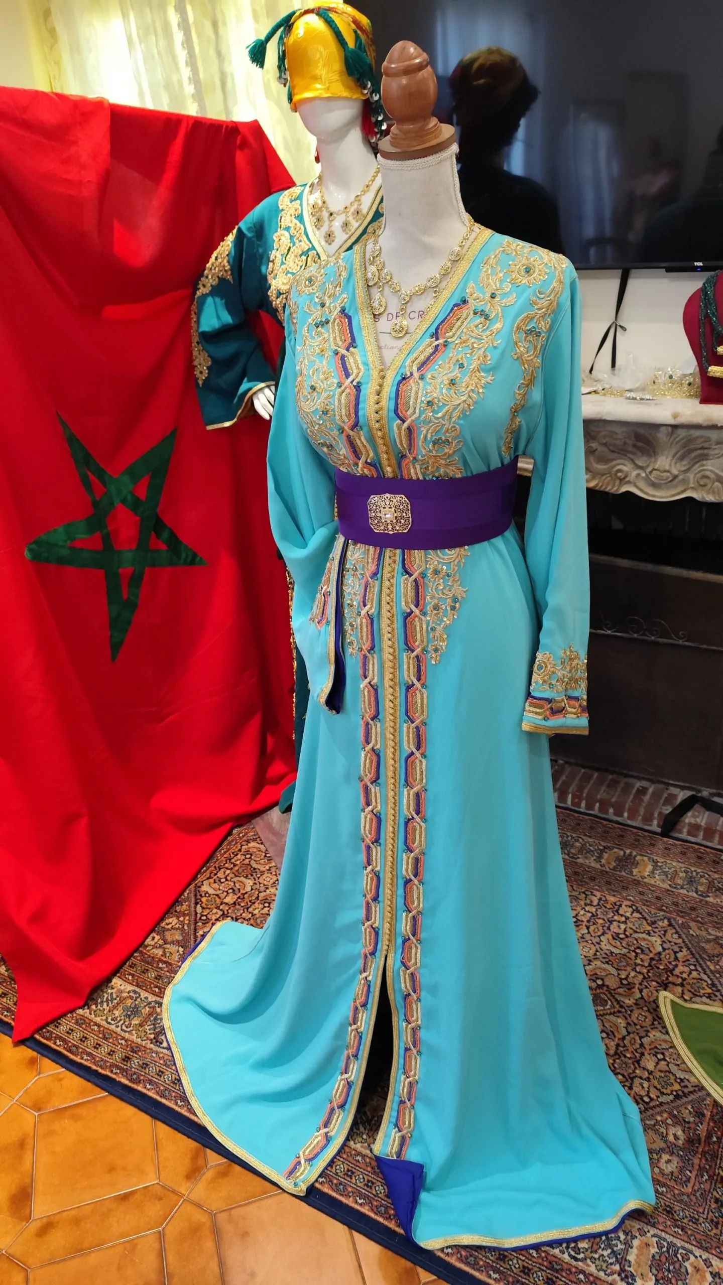 caftan marocain modèle d'exposition – Image 3