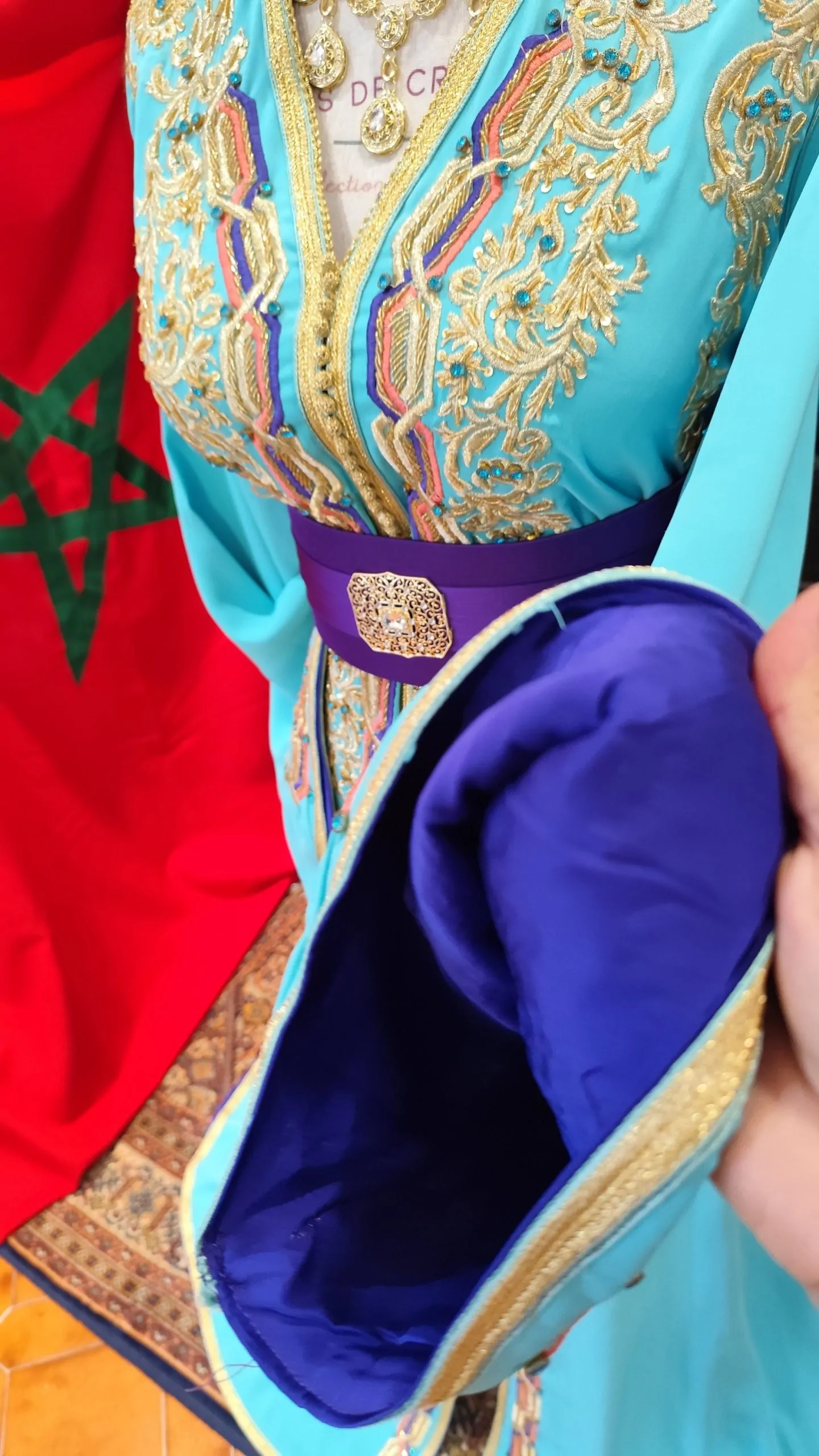 caftan marocain modèle d'exposition – Image 8