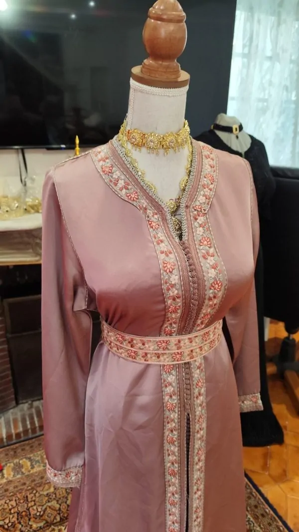 Caftano marocchino usato, come nuovo, con cintura – takchita in due pezzi — photo 3