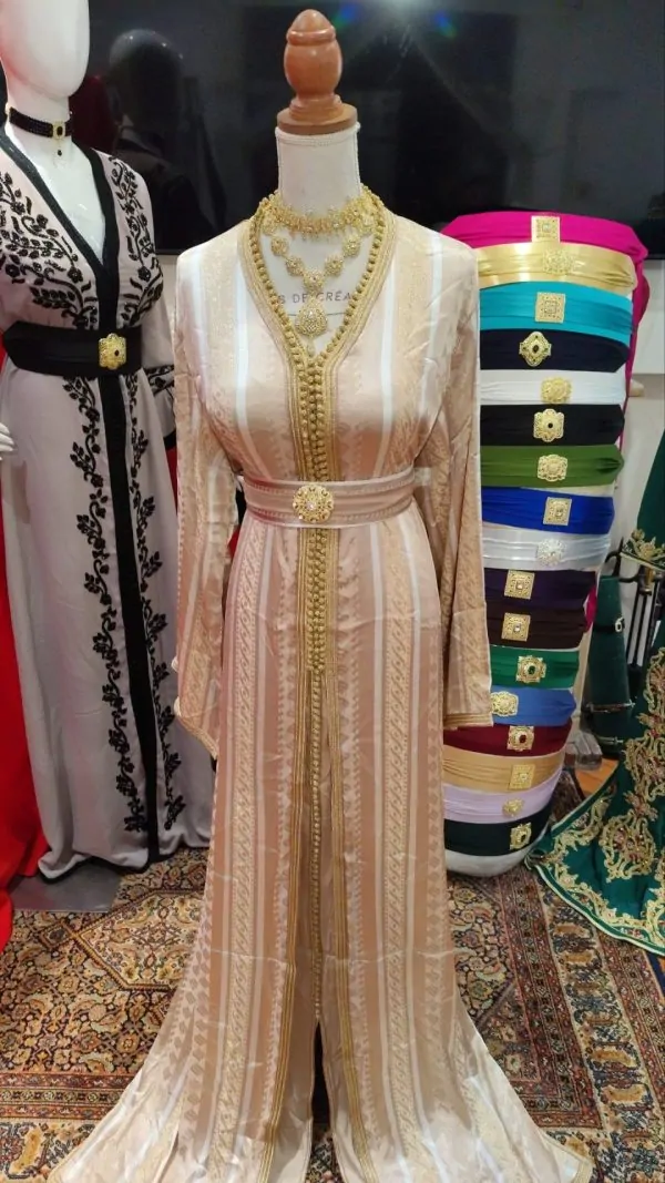 Neuer marokkanischer Kaftan mit Gürtel — photo 4