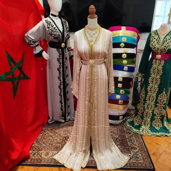 Neuer marokkanischer Kaftan mit Gürtel