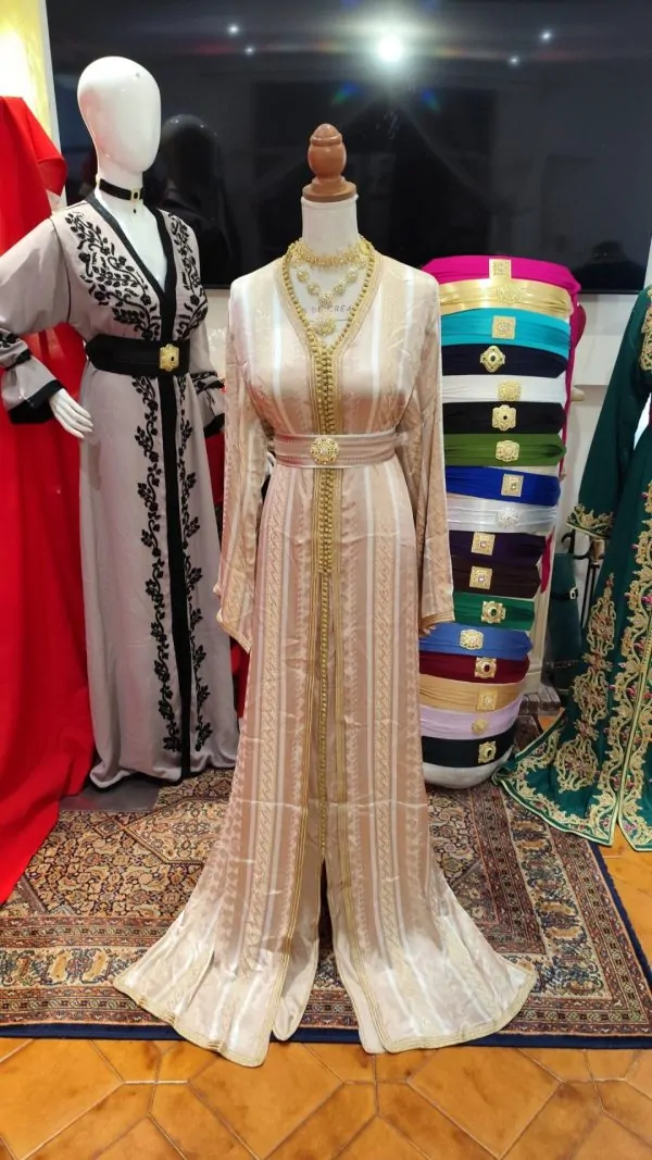 Neuer marokkanischer Kaftan mit Gürtel — photo 6