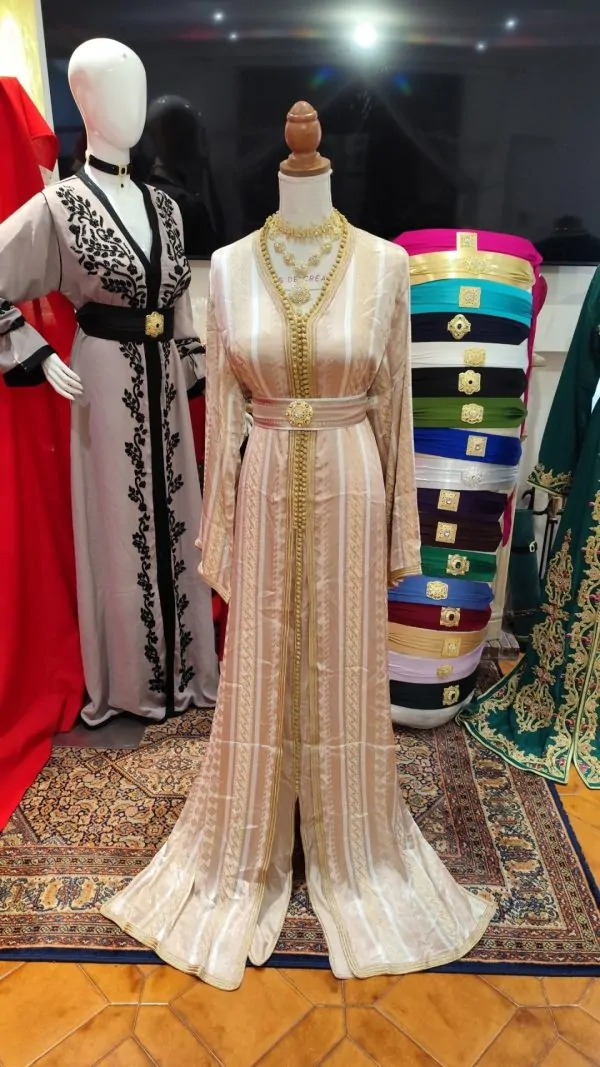 Neuer marokkanischer Kaftan mit Gürtel — photo 10