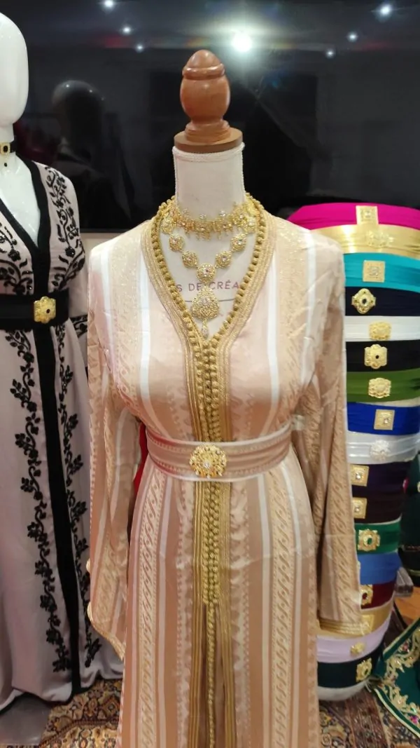 Neuer marokkanischer Kaftan mit Gürtel — photo 9
