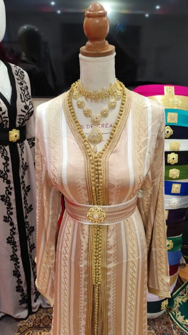 Neuer marokkanischer Kaftan mit Gürtel — photo 7