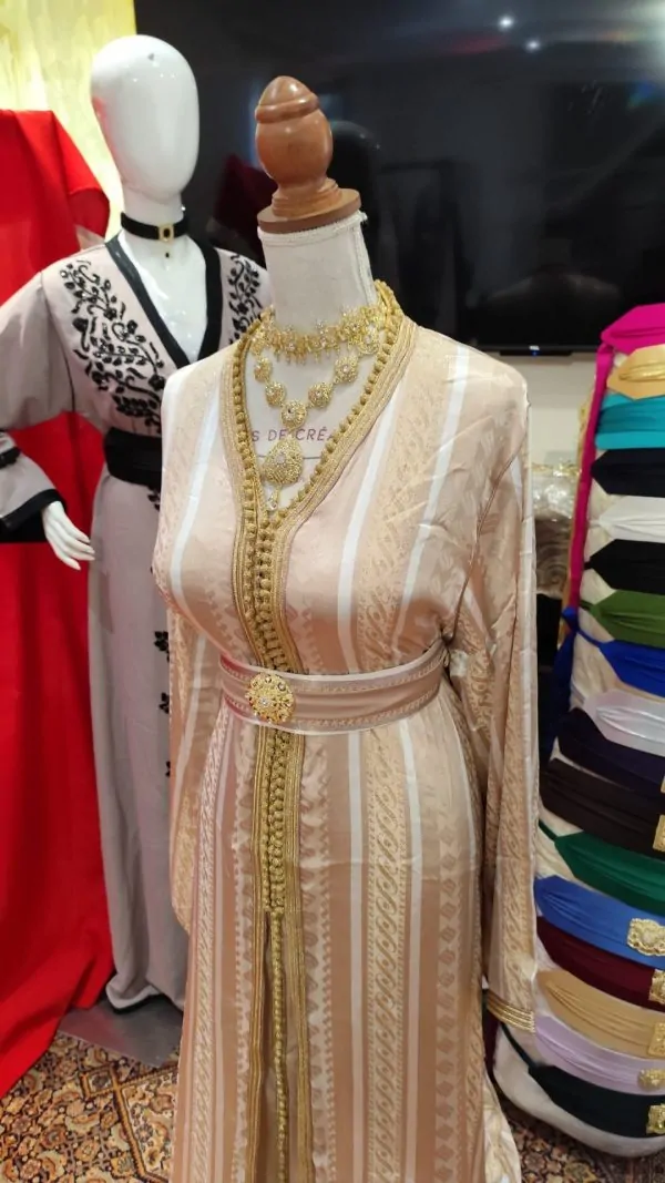 Neuer marokkanischer Kaftan mit Gürtel — photo 11