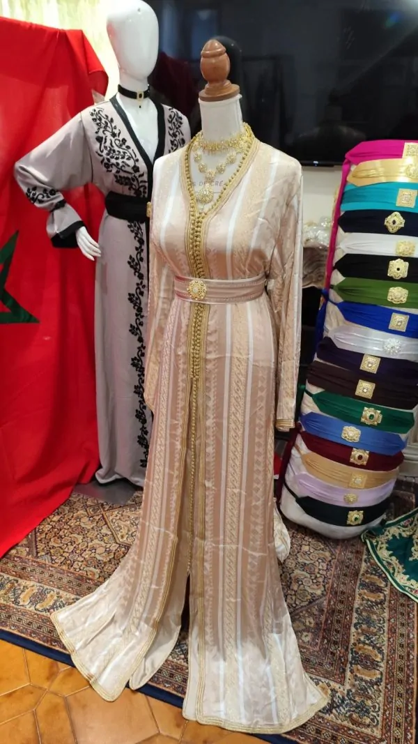 Neuer marokkanischer Kaftan mit Gürtel — photo 5