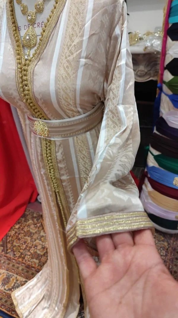 Neuer marokkanischer Kaftan mit Gürtel — photo 2