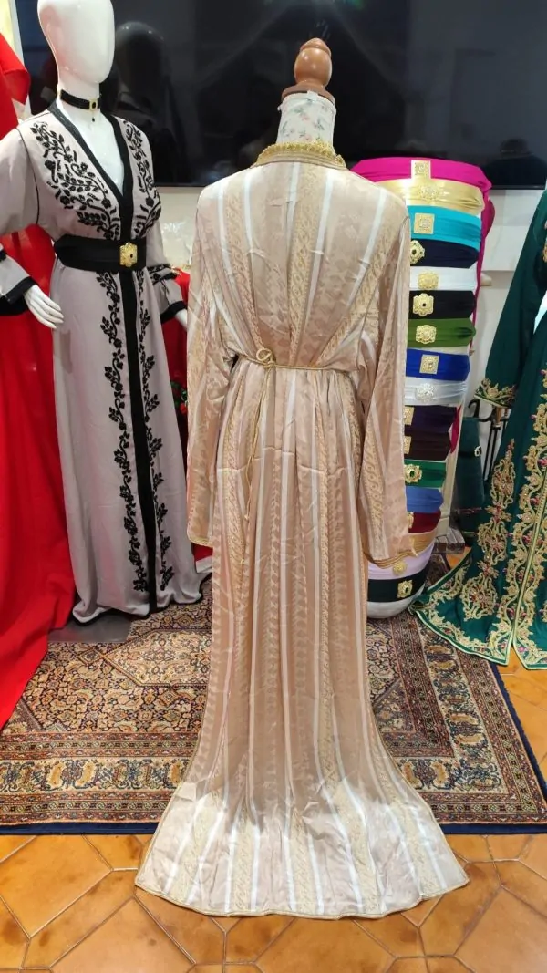 Neuer marokkanischer Kaftan mit Gürtel — photo 3