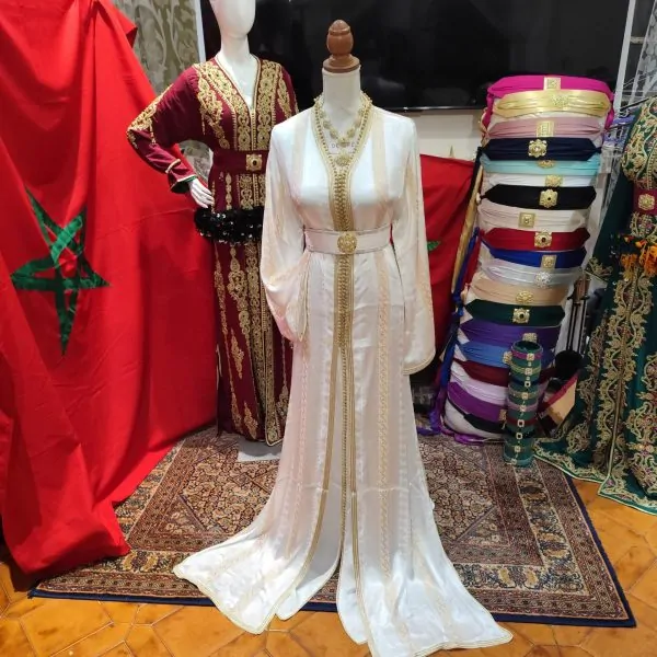 Neuer marokkanischer Kaftan, mit Lieferung
