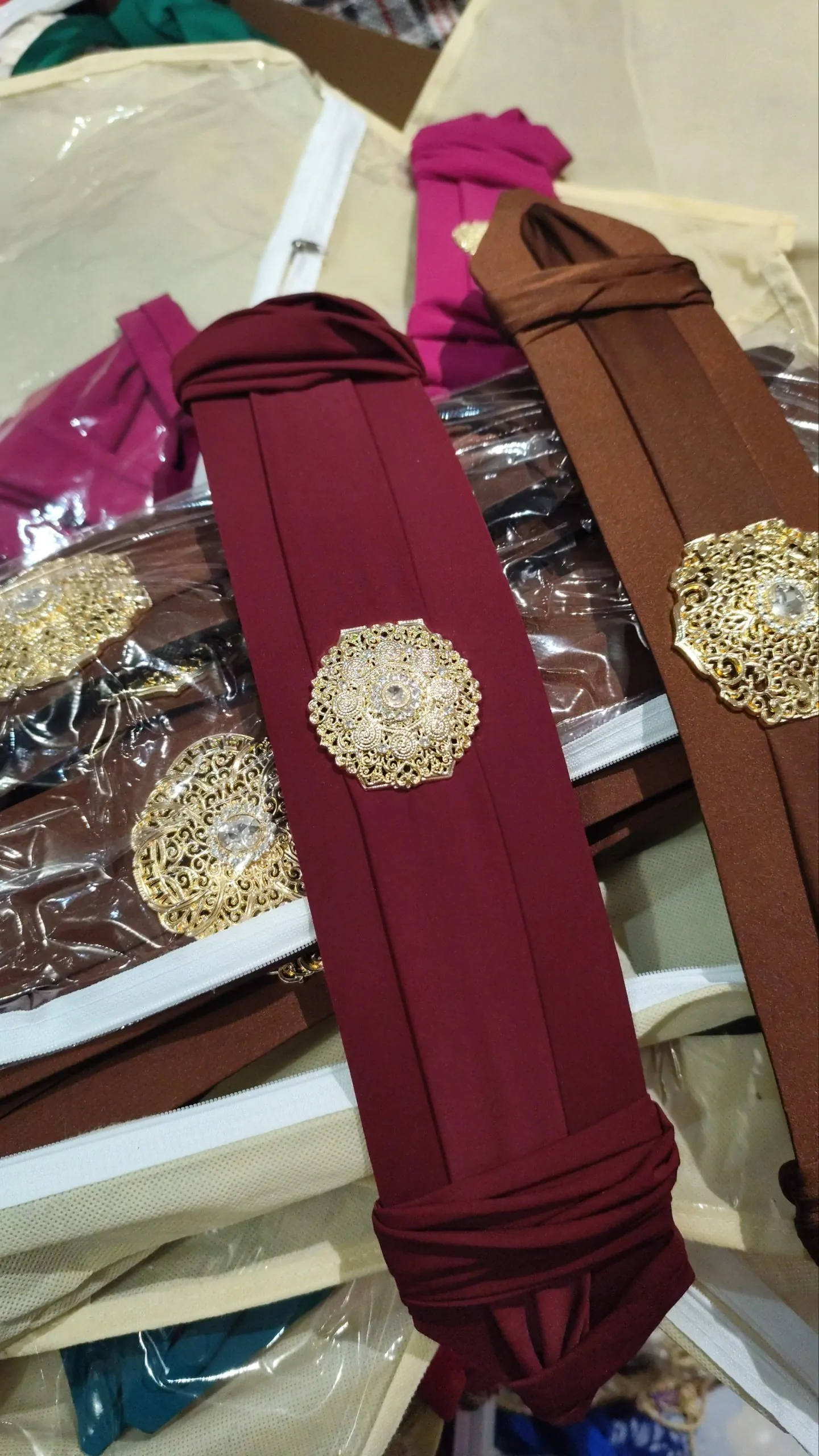 lot 3 Caftan marocain d occasions avec ceinture plus une ceinture bordeaux – Image 2