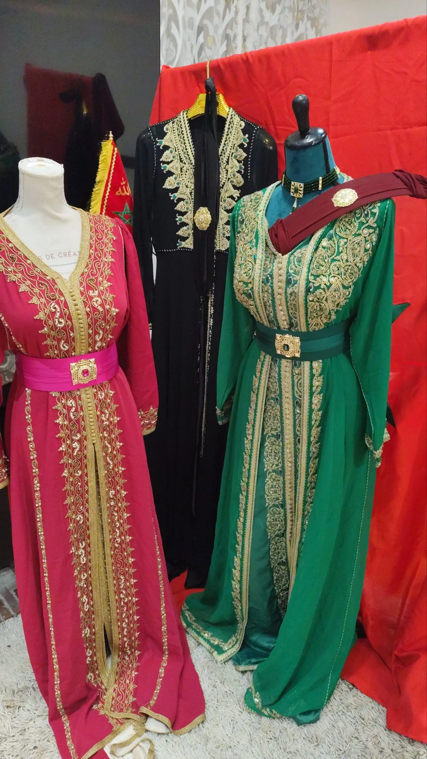 lot 3 Caftan marocain d occasions avec ceinture plus une ceinture bordeaux – Image 3
