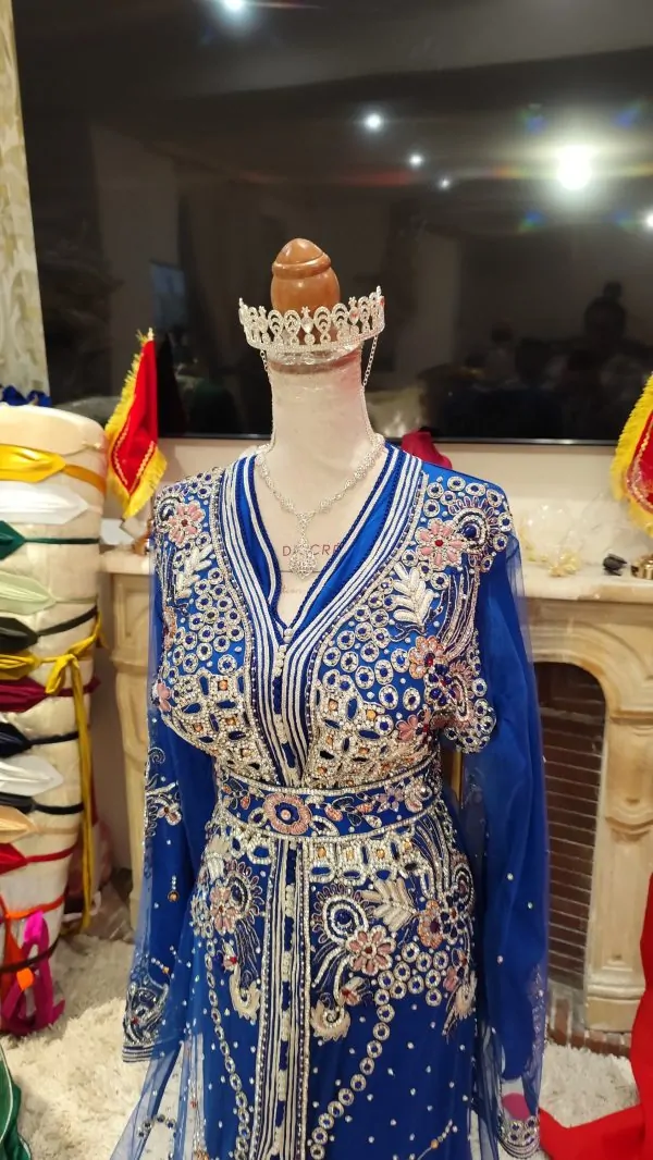 Neuer marokkanischer Kaftan mit Gürtel — photo 7