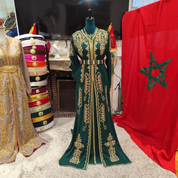 caftan marocain porté une fois avec ceinture