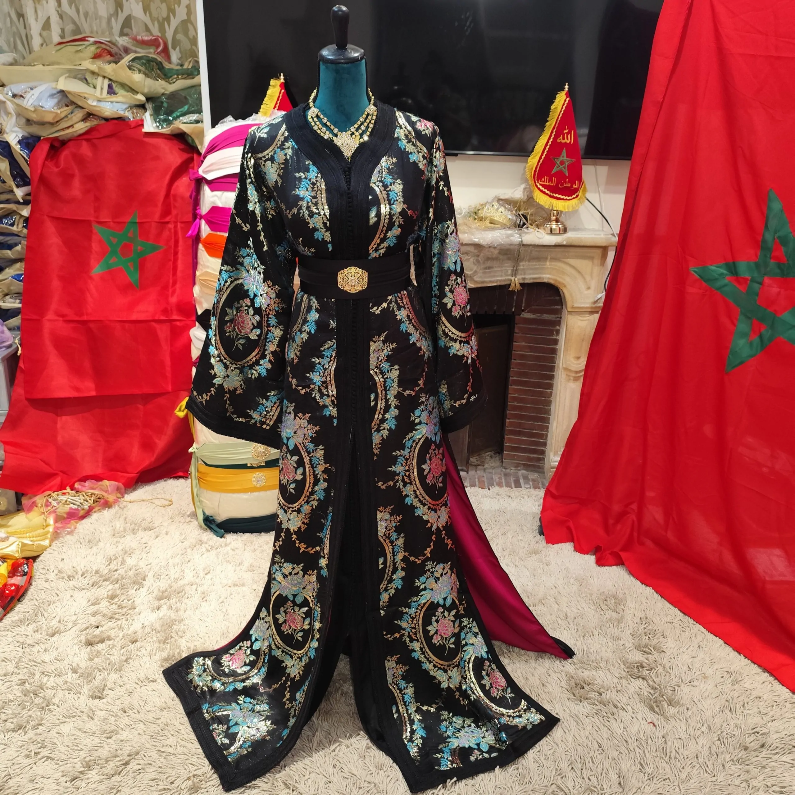 caftan marocain neuf doublé avec la ceinture