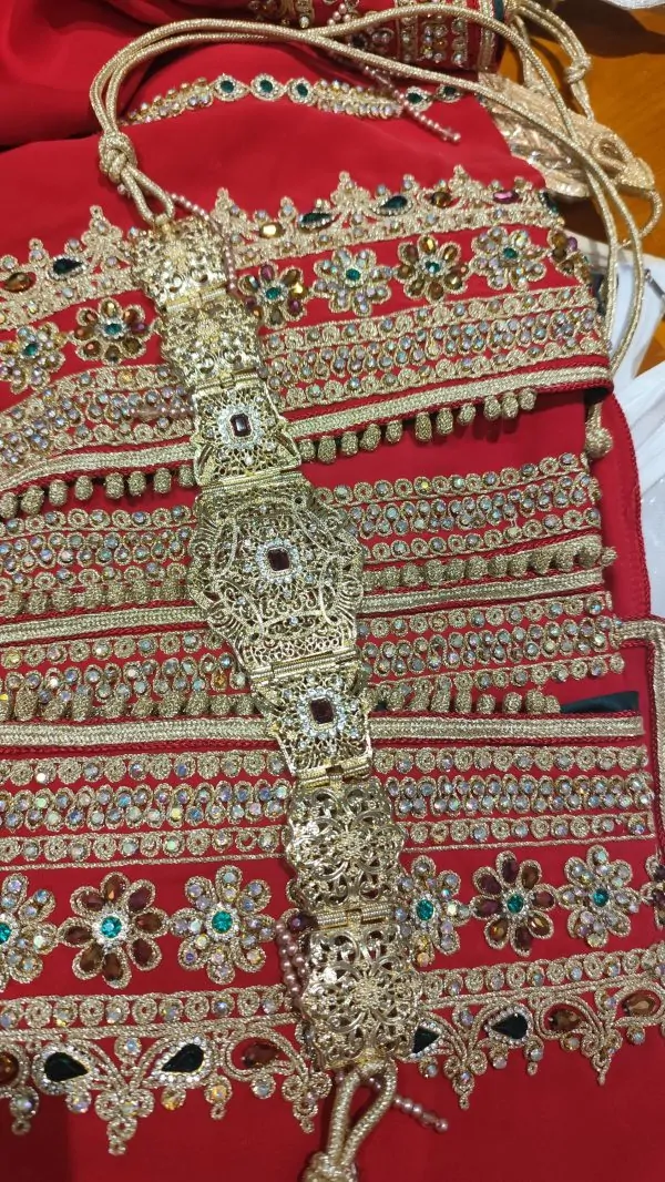 caftan marocain porté une fois avec ceinture — photo 17