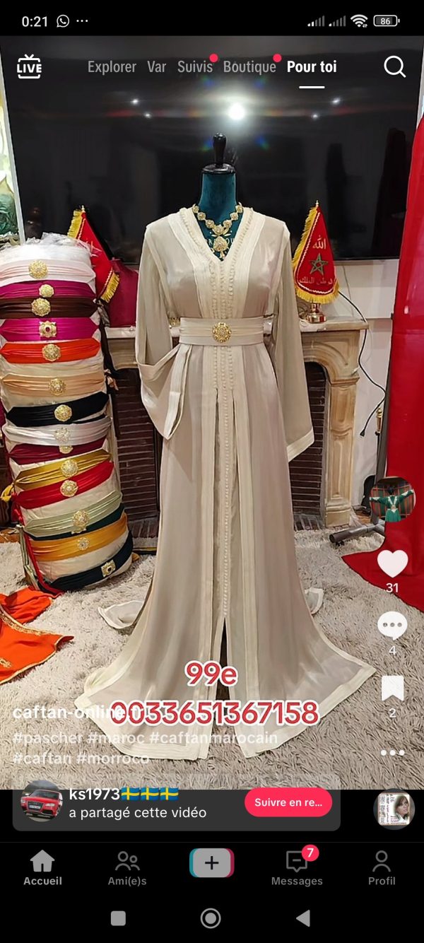 11 Caftans plus bijoux de tête