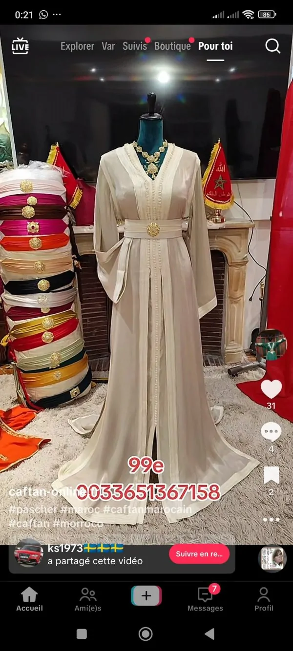 11 Caftans plus bijoux de tête