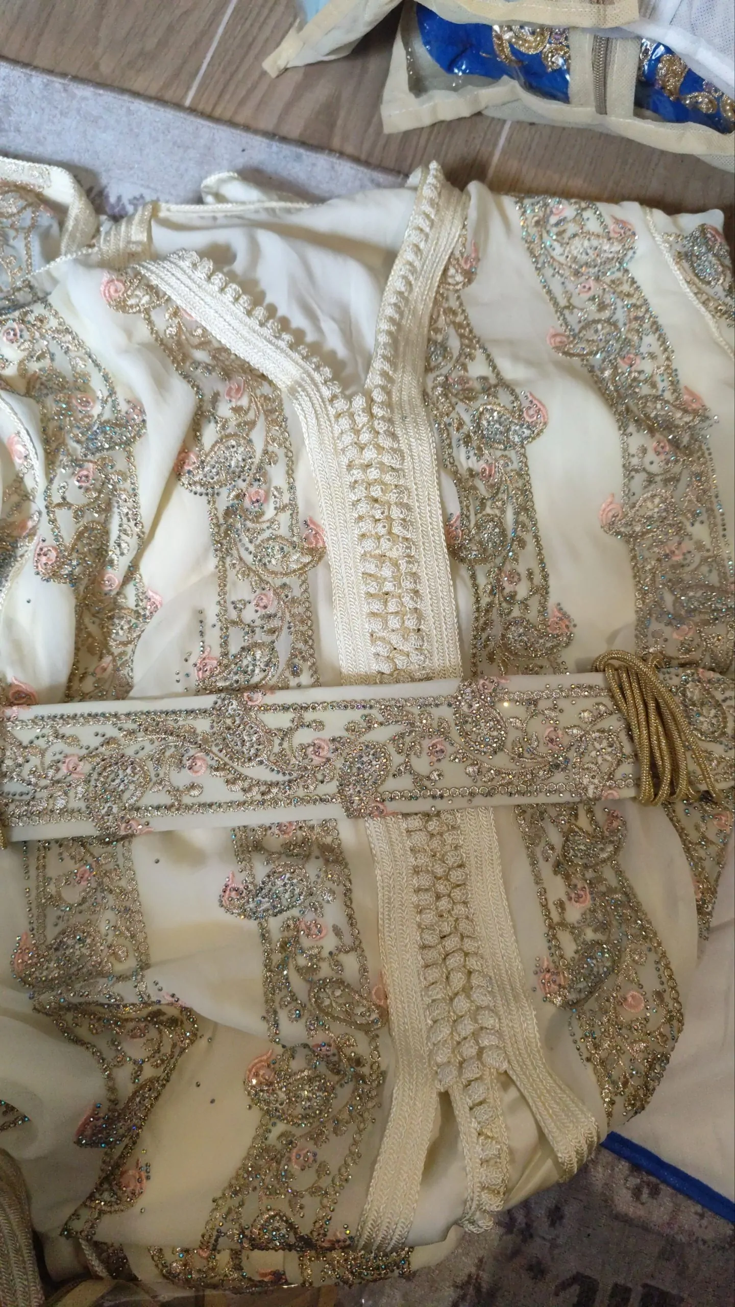 5 caftans neuf avec ceinture plus collier noir plus bijoux de tête