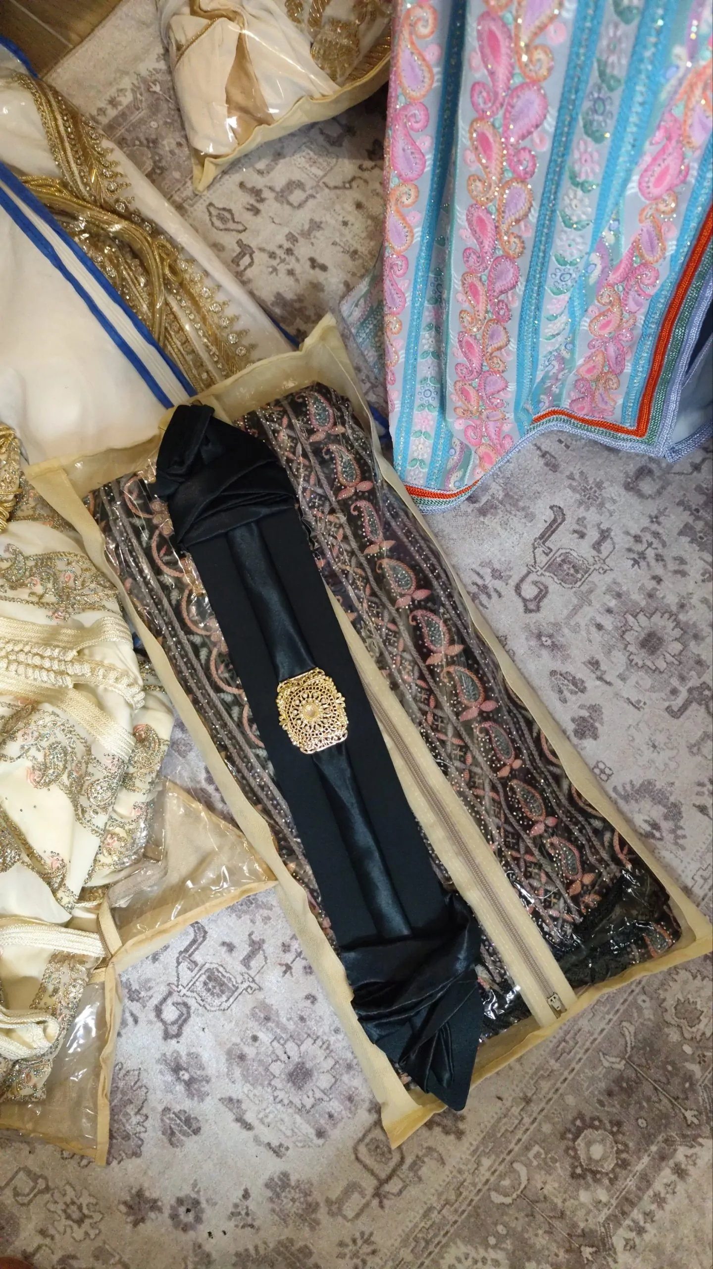 5 caftans neuf avec ceinture plus collier noir plus bijoux de tête – Image 2