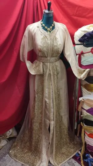 Neuer marokkanischer Kaftan mit Gürtel