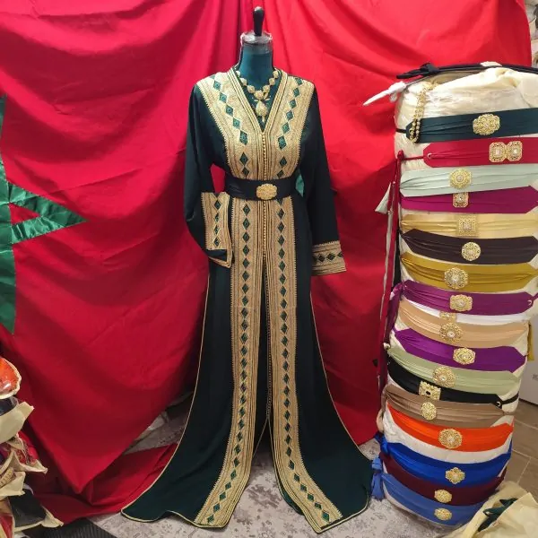 Neuer marokkanischer Kaftan mit Gürtel — photo 11