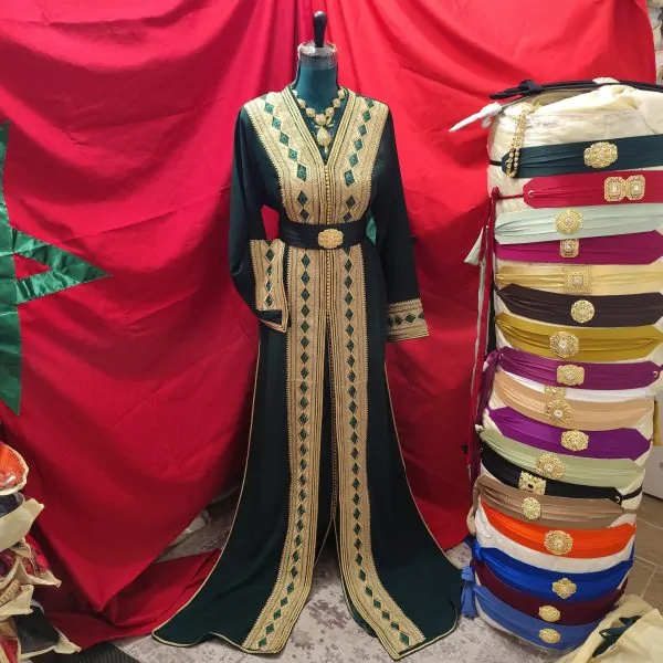 Neuer marokkanischer Kaftan mit Gürtel