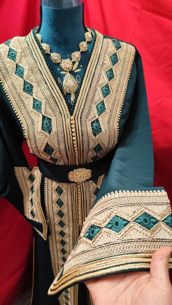 Neuer marokkanischer Kaftan mit Gürtel — photo 10