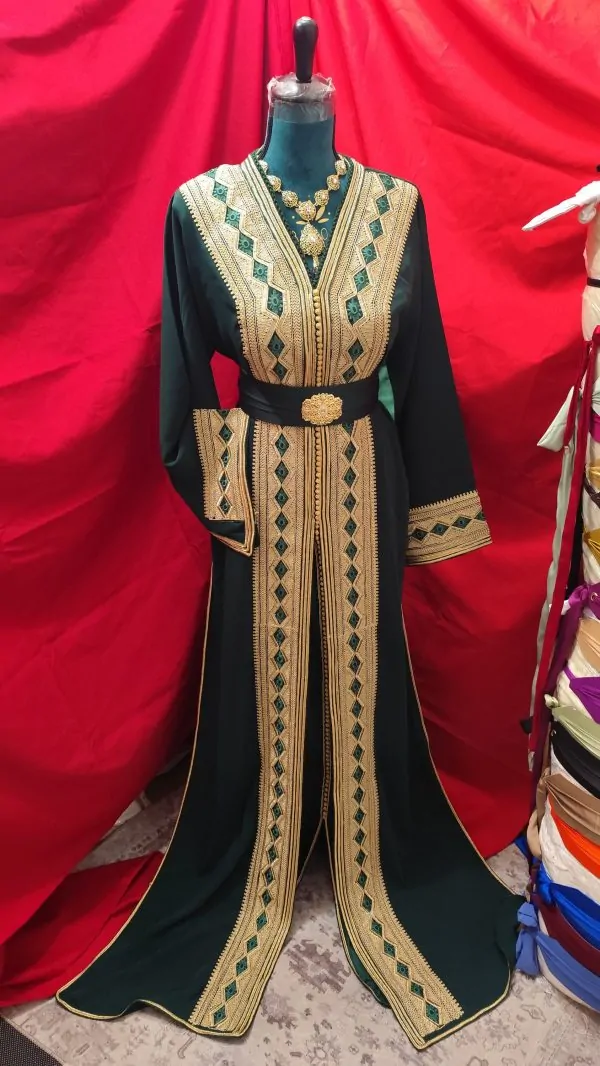 Neuer marokkanischer Kaftan mit Gürtel — photo 3