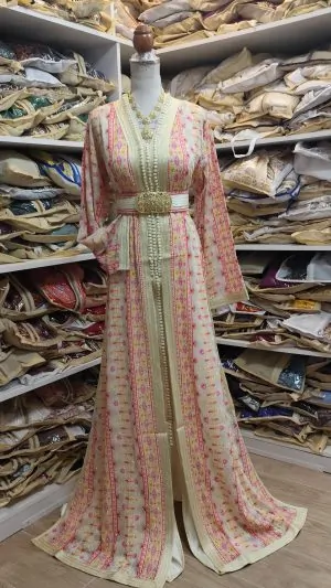 Neuer marokkanischer Kaftan mit Gürtel