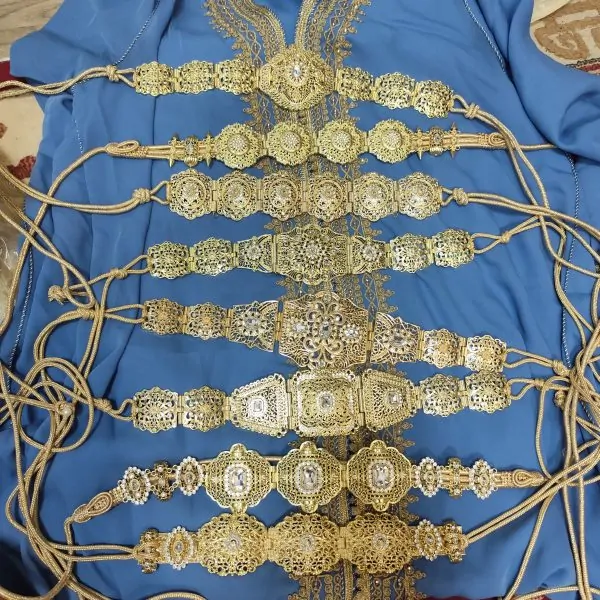 حزام جديد، 15 يورو للقطعة