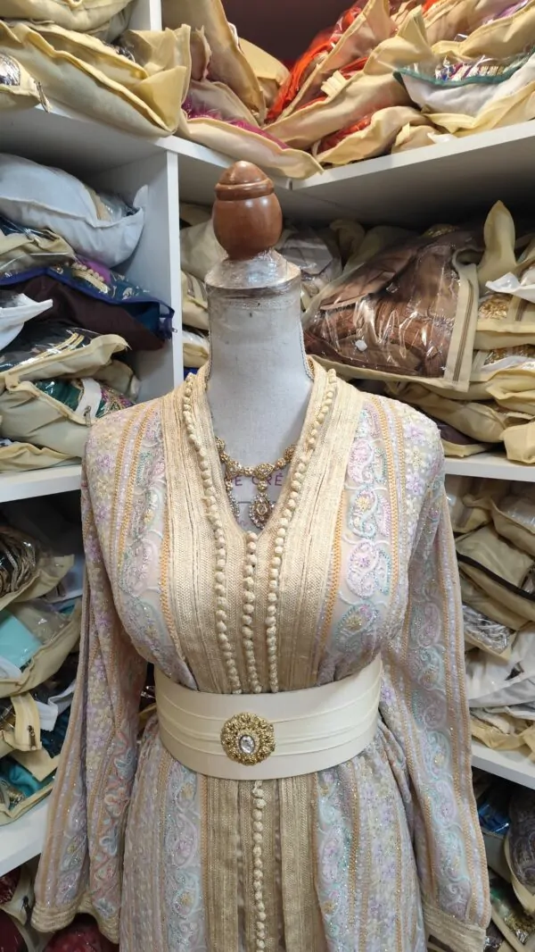 Caftan marocain d'occasion crème — taille 46-48 — photo 2