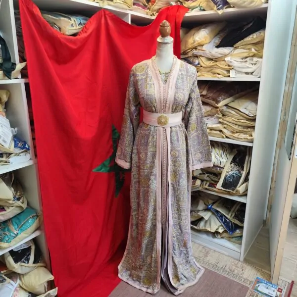 Gebrauchter gefütterter marokkanischer Kaftan
