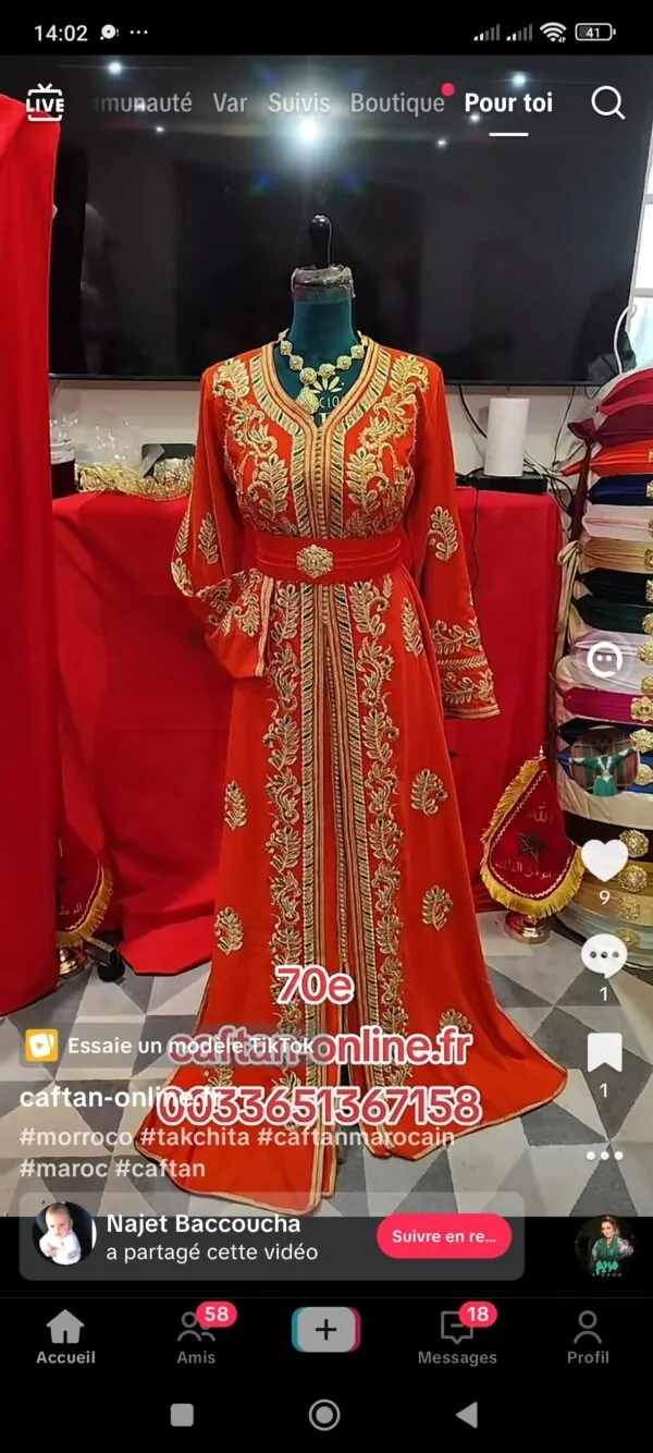 deux Caftan marocain avec une ceinture doré