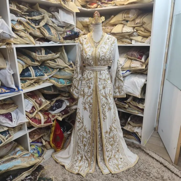 Caftan marocchino nuovo con cintura e rivestimento